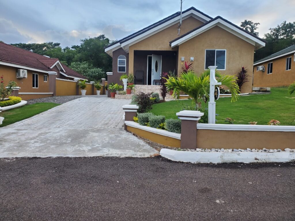 ALOMA CRESCENT, GREAT POND ESTATE, OCHO RIOS HOME Complete Realty